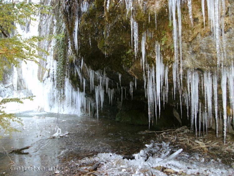 008 Base del salt i paret gelada